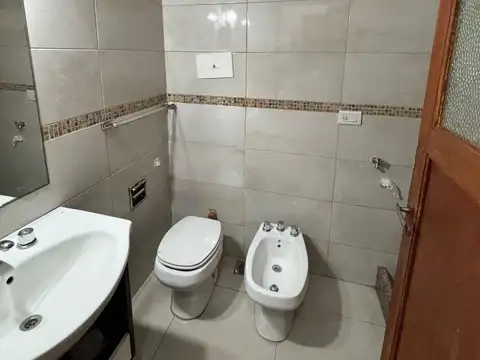 Hermosa casa en primer piso por escalera zona centro  