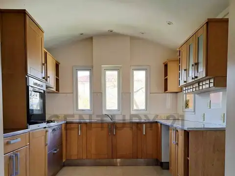 Casa en Alquiler con 2 cocheras