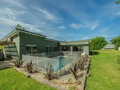 Venta casa 5 ambientes  con pileta, quincho en Golf II