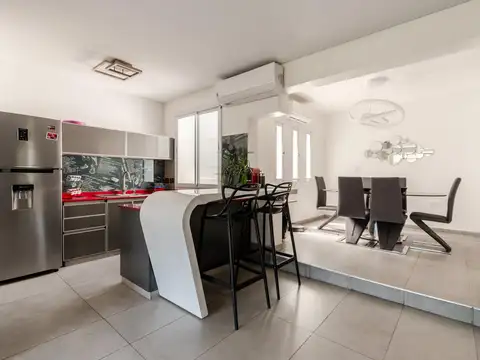 Espectacular PH hecho a nuevo en venta con cochera en La Lucila, Vicente López.