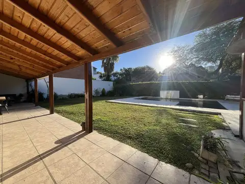 Casa 6 ambientes con 2 baños