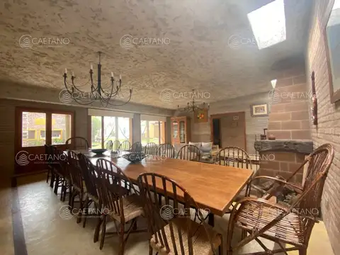 Venta casa 5 dormitorios, Manantiales.