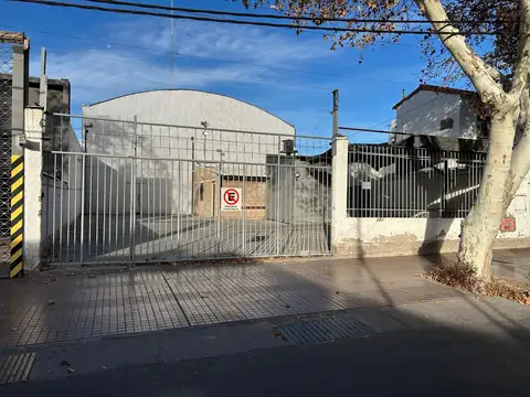 Galpón en Alquiler en Godoy Cruz, 1.450 Metros, 3 Oficinas, 2 Baños, Entrada Camiones