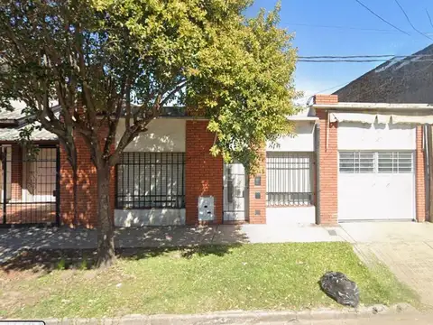 Venta casa  de 2 dormitorios con garage doble y espacio verde en barrio Sarmiento
