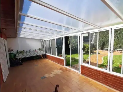 EXCELENTE CASA 5AMB CON FONDO Y COCHERA. ESCUCHA OFERTA.