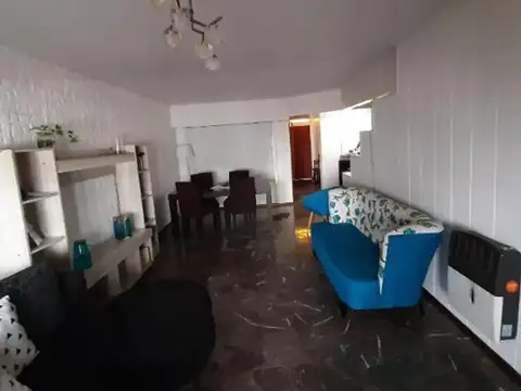 EXCELENTE CASA 5AMB CON FONDO Y COCHERA. ESCUCHA OFERTA.