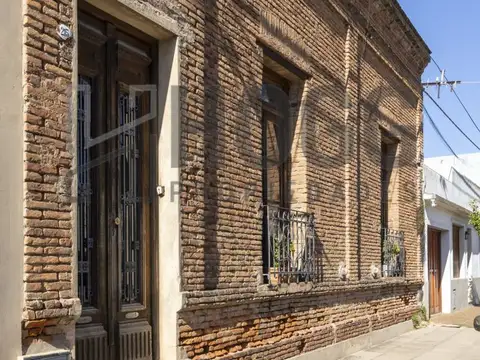 Areco - Casa casco histórico a refaccionar 3 hab y pileta