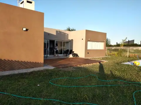 VENTA CASA 4 AMBIENTES COCHERA -PILETA ESTILO AMERICANO BARRIO SAN SEBASTIAN