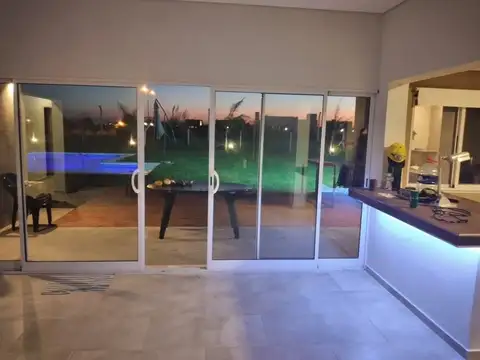 VENTA CASA 4 AMBIENTES COCHERA -PILETA ESTILO AMERICANO BARRIO SAN SEBASTIAN