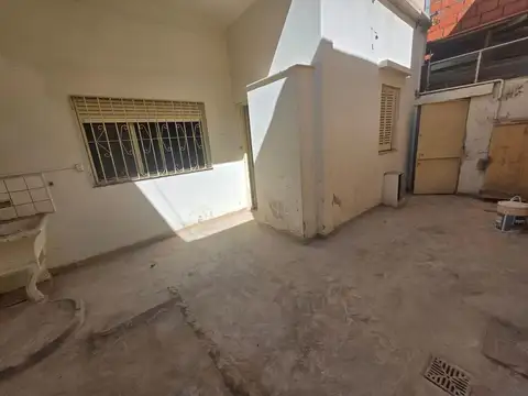 PH 2 ambientes con patio entrada independiente y local 73m2