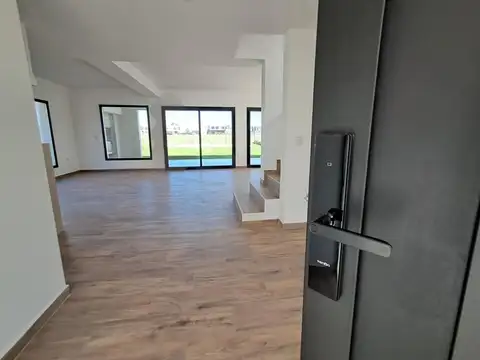 Casa en Venta con 4 cocheras