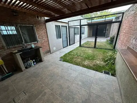 VENTA PH AL FRENTE CON COCHERA, PATIO Y DOBLE INGRESO