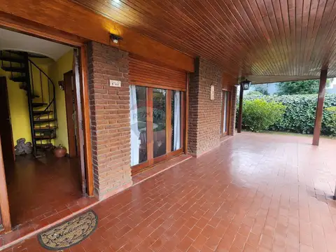 Casa en Venta con 2 cocheras