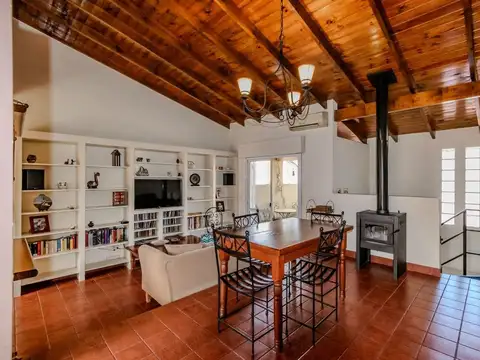 Casa 6 ambientes con 2 baños