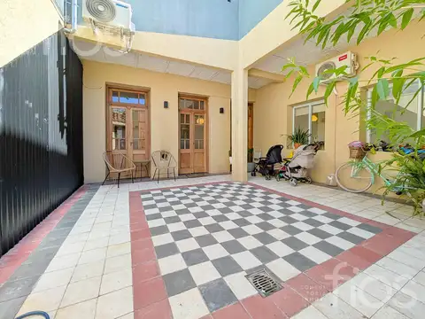 VENTA DEPARTAMENTO DE PASILLO RECICLADO DE DOS DORMITORIOS CON PATIO EN ABASTO