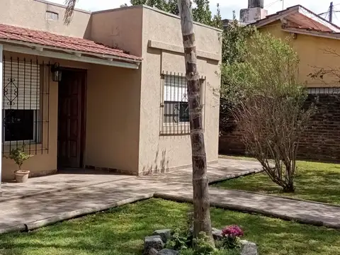 Hermosa casita de 3 ambientes con jardin (15 mts de frente el terreno ) Calle CORRIENTES DON TORCUA