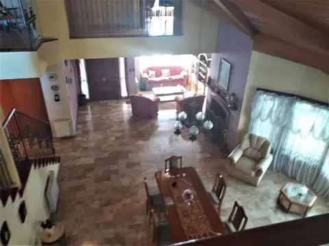 Casa en venta 8 ambientes - Garage 3 autos - Amplio Jardín - Play Room - Temperley