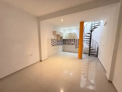 Excelente PH con Terraza Propia en Colegiales