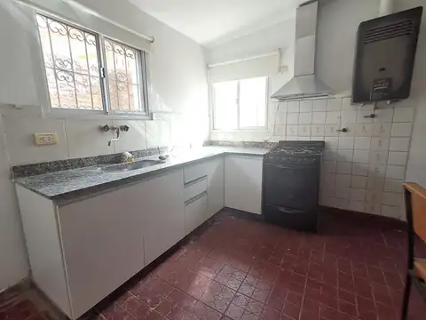 CASA CON GRAN PATIO , PILETA Y 5 CUADRAS DEL CENTRO