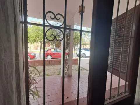 Casa 7 ambientes con 1 baño