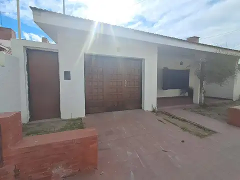 Casa con gran patio y pileta a 5 cuadras del centro