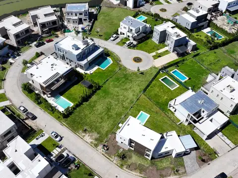 BARRIO LAGUNA GRANDE VILLANUEVA en esquina ITALIA 5000
