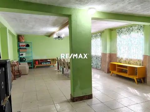 Casa 8 ambientes con 2 baños