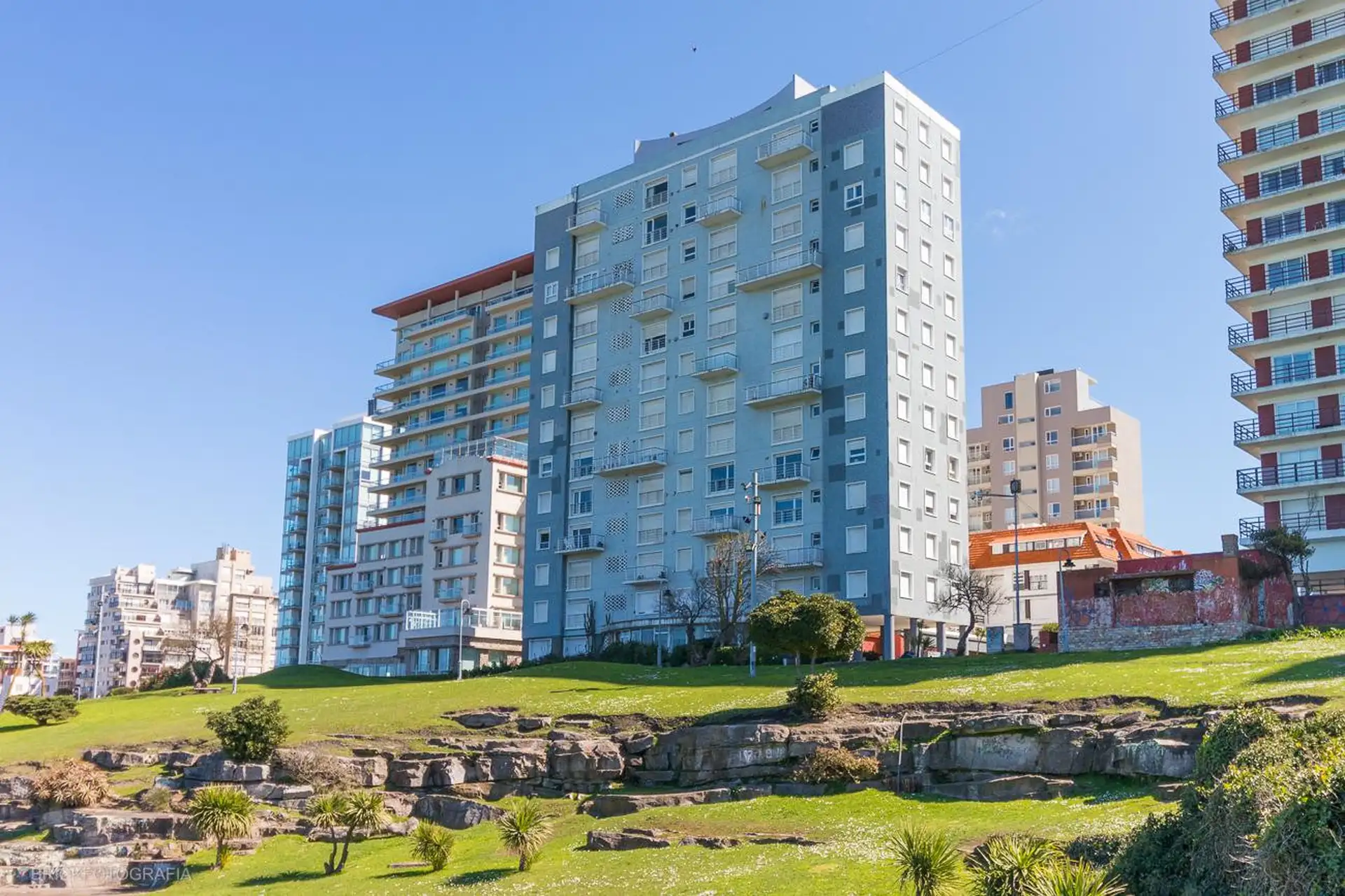 Departamento reciclado, sobre el Parque San Martín, frente al mar