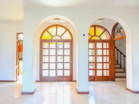 Casa en Alquiler con 2 cocheras