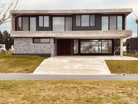 Casa en venta a estrenar sobre laguna en Pilará- La Calesa