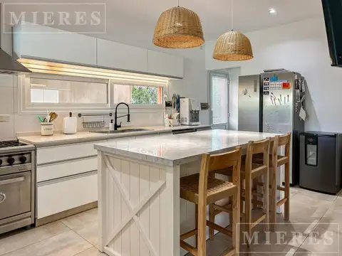 Casa en Venta con 4 cocheras