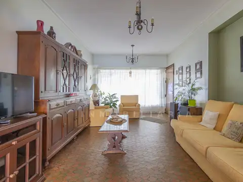 Casa 5 ambientes con 2 baños