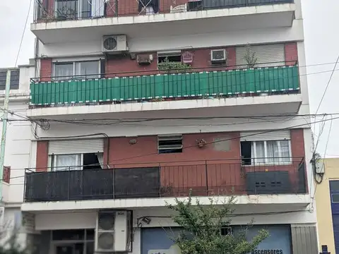 Devoto alquilo: 2 amb. Muy lum.  Cocina y Baño completos. Contrato por 1 año.-