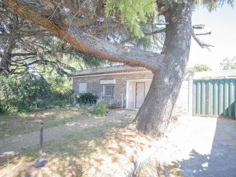 VENTA CASA 2 DORMITORIOS JARDIN Y FONDO SAYAGO 