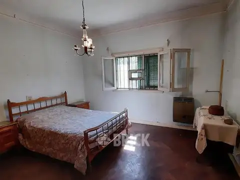 CASA TIPO CHALET COLONIAL EN ESPECT LOTE DE 10X35.35 MTS - 354 M2 DE LOTE GRAN PARQUE ARBOLADO