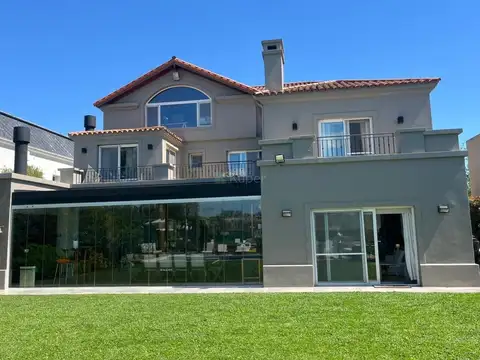 Casa en venta en el barrio Santa Bárbara a la laguna