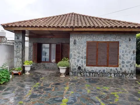 Chalet De 5 Dormitorios En Venta En San Miguel
