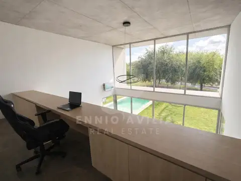 Casa de diseño | 5 amb | 300m² cub | Lote 2.400m² | Barrio Golf – Estancias del Pilar