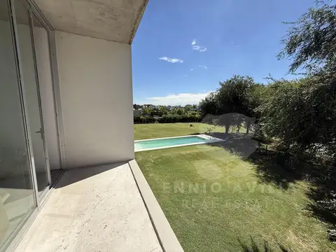 Casa 5 ambientes con 4 baños