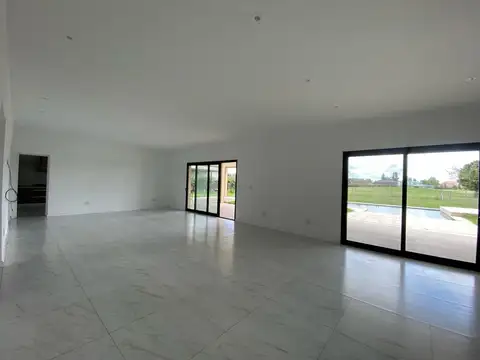 Casa en Alquiler con 3 cocheras