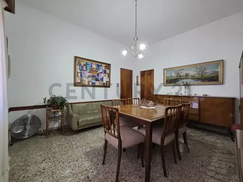 VENTA CASA 4 AMBIENTES, CON PARQUE, PARRILLA, EN SAN MARTIN ACEPTA PERMUTA