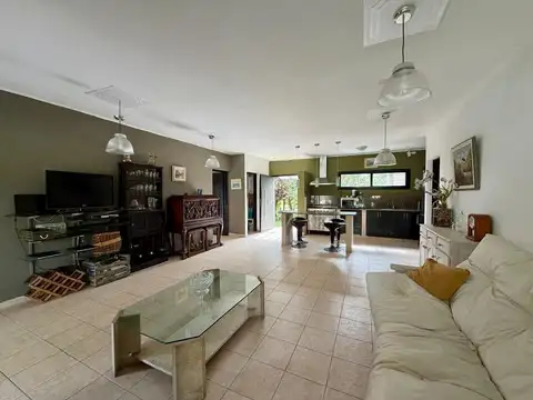 Casa 5 ambientes con 3 baños