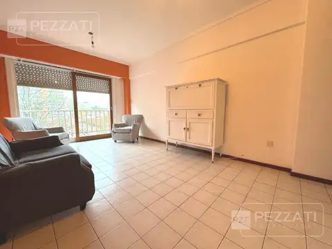 Departamento en alquiler . Z/ Chauvin. 3 ambientes. cochera. Al frente. Edificio chico
