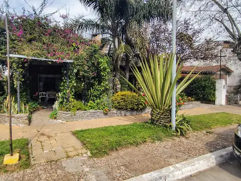 CASA EN BELLA VISTA CON DEPARTAMENTO INDEPENDIENTE, TERRAZA Y GARAJE