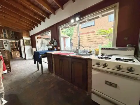 Amplio lote de terreno con mejoras.