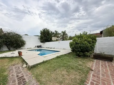 Amplio lote con quincho y pileta.