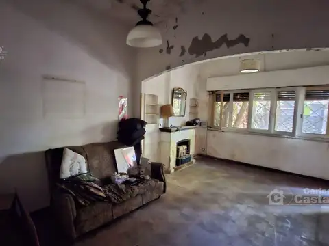 Chalet Para Refaccionar de Bajos, 3 Amb. con Garaje, Jardín Perimetral y Patio