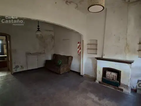 Chalet Para Refaccionar de Bajos, 3 Amb. con Garaje, Jardín Perimetral y Patio