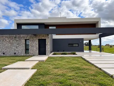 Casa en Venta con 4 cocheras