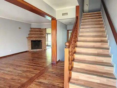 Casa 8 ambientes con 2 baños